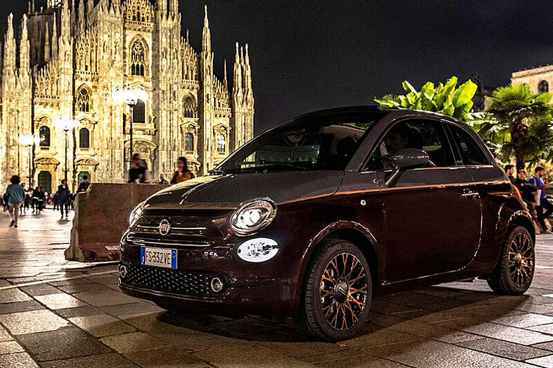 Neue Bestmarke für den Absatz innerhalb eines Jahres: Nahezu 194.000 Einheiten der Baureihe gingen an Kunden. Fiat 500 ist Bestseller in elf europäischen Ländern, in weiteren vier innerhalb der Top-3 der Verkaufshitparade. Bisher mehr als 30 Sondermodelle sind eines der Erfolgsgeheimnisse. Im Jahr 2018 ergänzten die Modelle Mirror, Collezione in einer Frühjahrs- und einer Herbstvariante, sowie Spiaggina ʼ58 das Angebot. Zum Rekord trug auch die neue Modellreihe Abarth 595 bei, das Einstiegsmodell in die Welt der Marke mit dem Skorpion im Wappen.